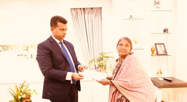 মানবিকতার ঠিকানায় এক সকাল: গণশুনানিতে মানুষের পাশে ডিসি জাহিদুল ইসলাম মিঞা